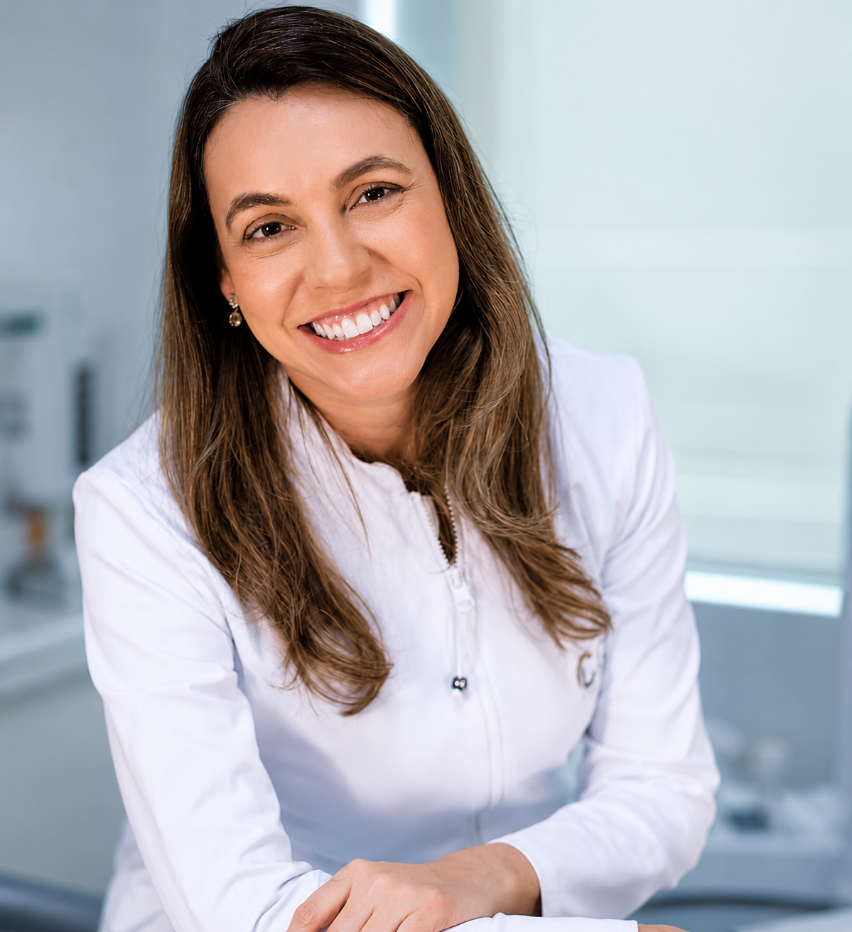 Dra. Raquel Lotti Sorrindo no Consultório